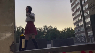 - А слабо по пьяни мне на крыше отсосать? - Ноу праблем, можешь хуй свой доставать!